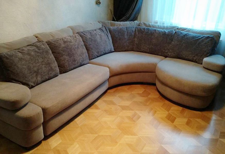угловой диван с закругленной оттоманкой в Нижневартовске