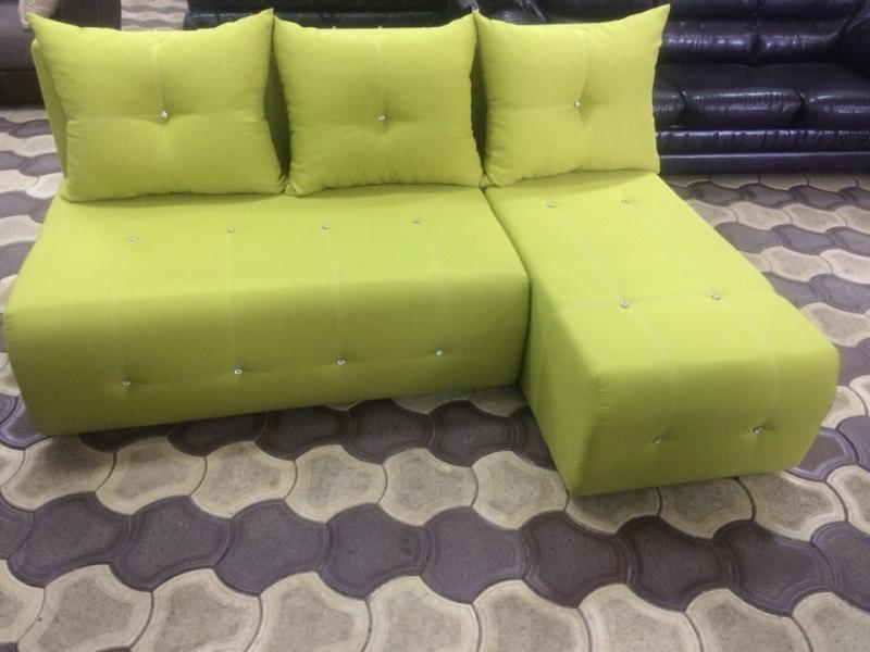 зеленый угловой диван с подушками в Нижневартовске