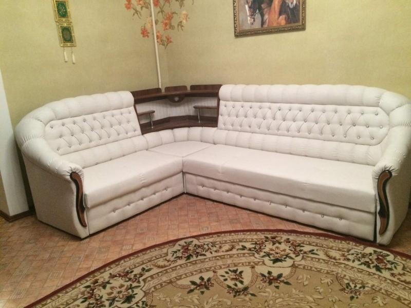 угловой диван белый с каретной стяжкой в Нижневартовске