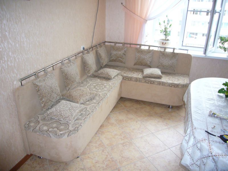 бежевый кухонный уголок с подушками в Нижневартовске