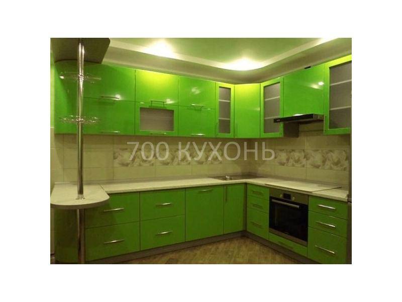 угловая зеленая кухня с барной стойкой в Нижневартовске