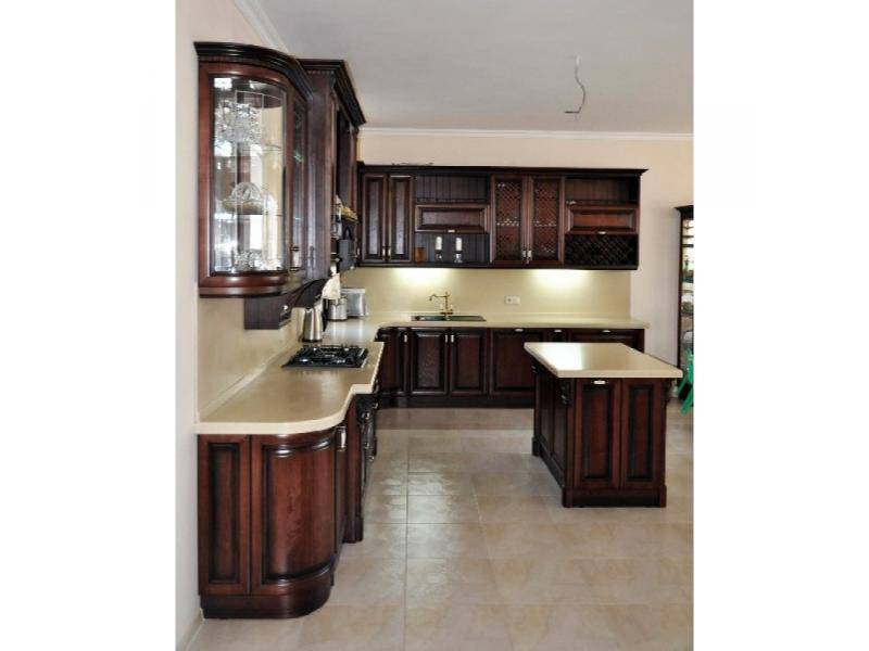 кухонный гарнитур угловой массив в Нижневартовске