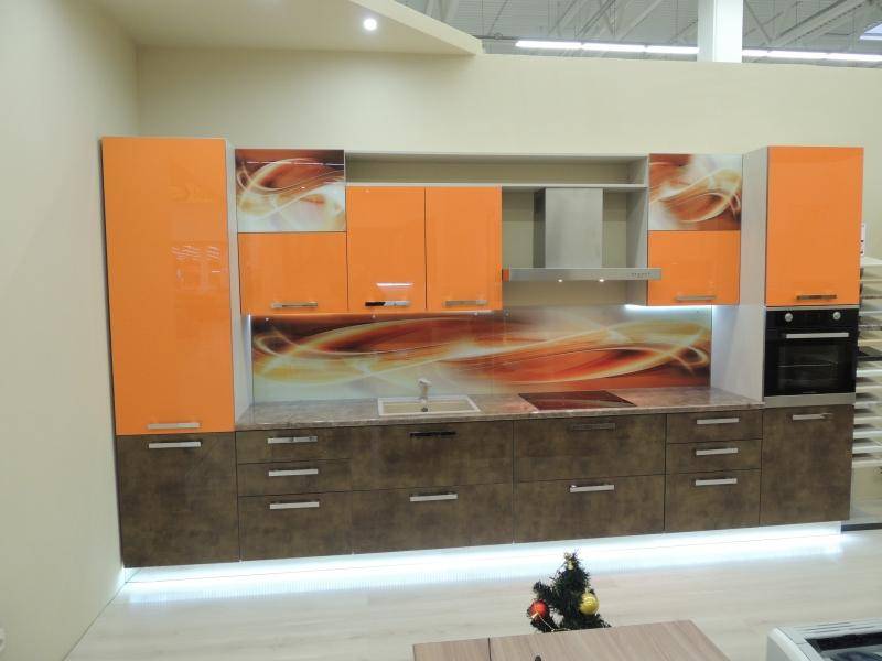 яркая прямая кухня в Нижневартовске