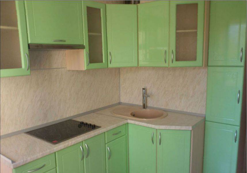 угловая зеленая кухня в Нижневартовске