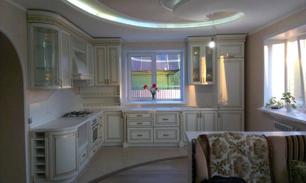 угловая кухня в классическом стиле в Нижневартовске