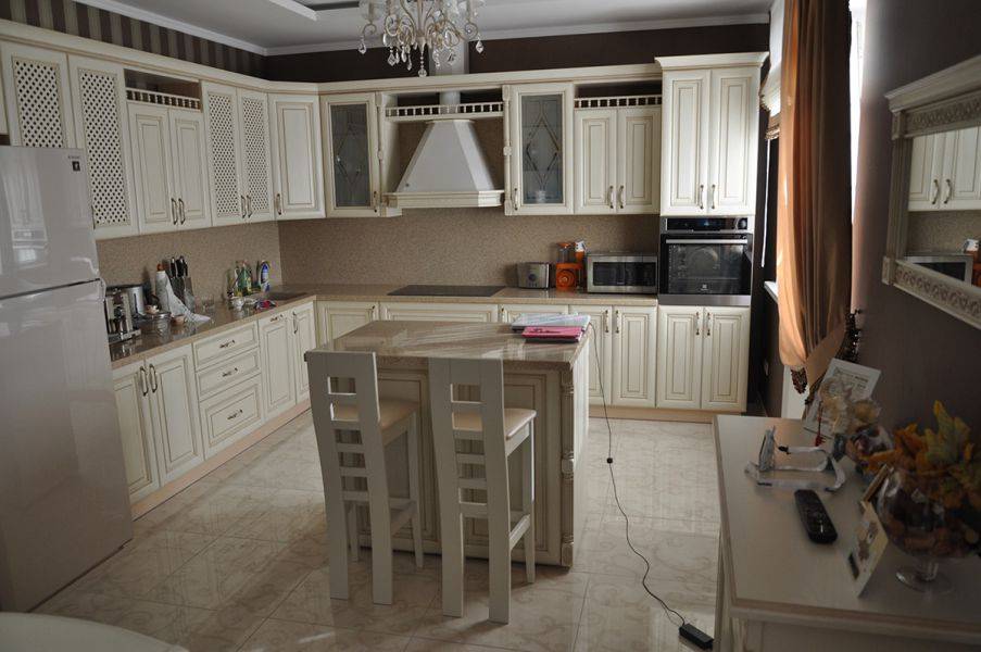 кухня с фасадом из массива ясеня в Нижневартовске