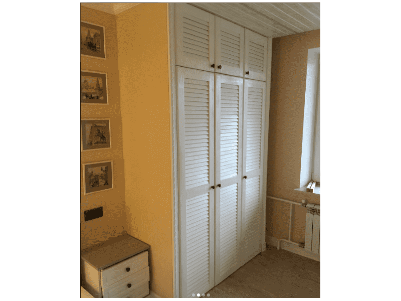 встроенный шкаф в спальню с жалюзийными дверкам в Нижневартовске