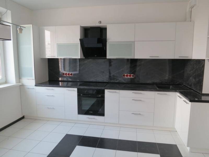 черно-белая угловая кухня в Нижневартовске