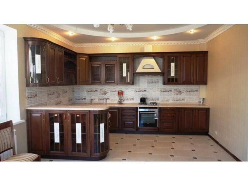 коричневая п-образная кухня классика в Нижневартовске