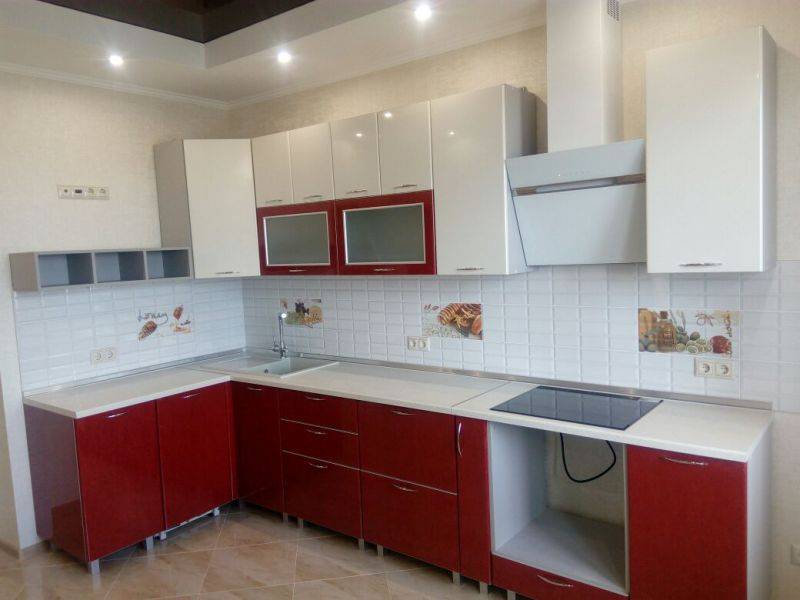 красно-белая угловая кухня в Нижневартовске