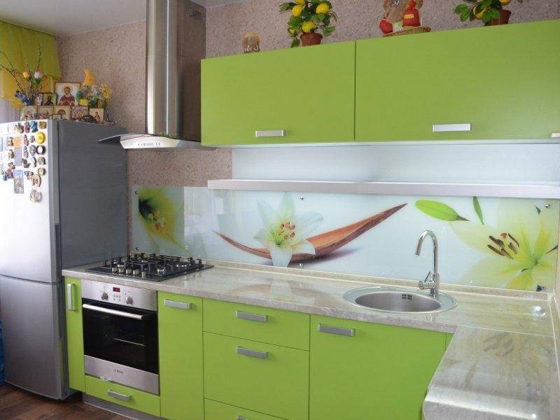 угловая зеленая кухня в Нижневартовске