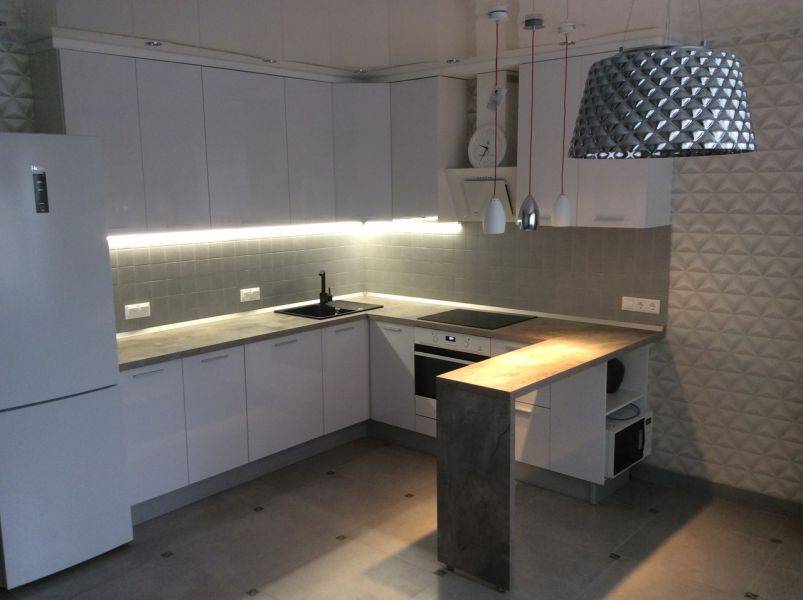 светлая кухня с фасадами в белом пластике в Нижневартовске