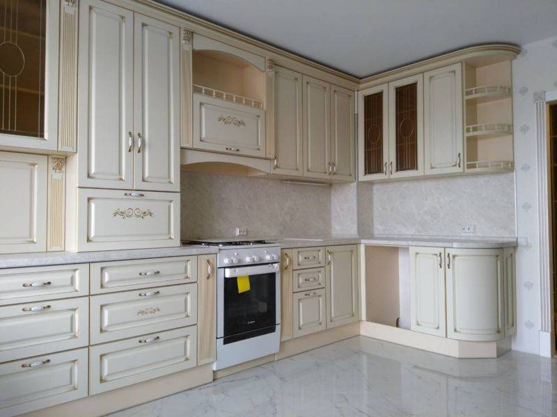 угловая кухня в классическом стиле в Нижневартовске