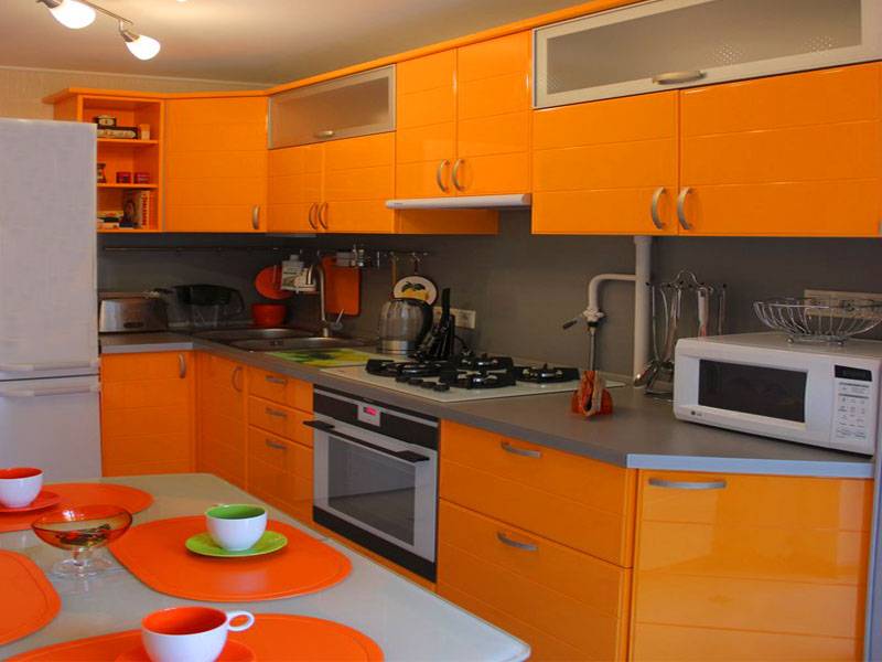 угловая оранжевая кухня в Нижневартовске