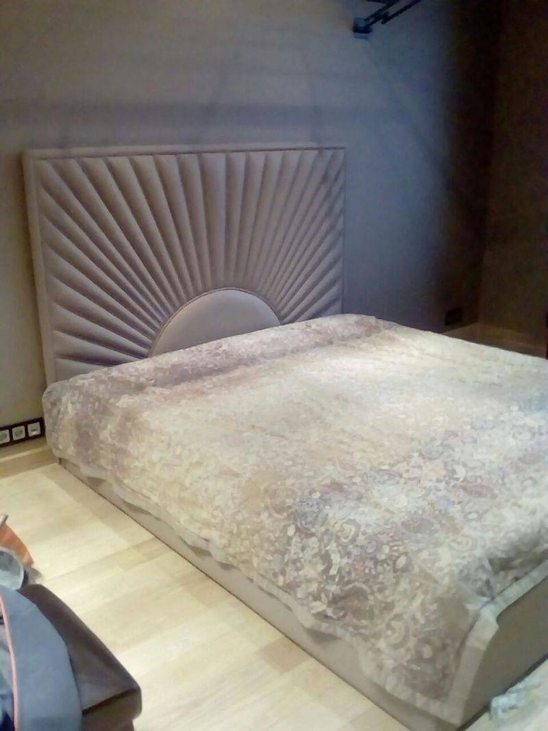 двуспальная кровать с высоким мягким изголовьем в Нижневартовске