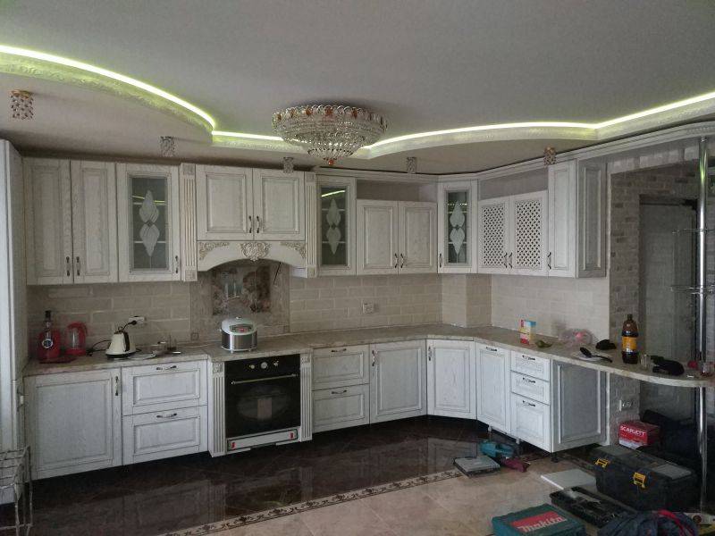 угловая кухня из массива ясеня в Нижневартовске