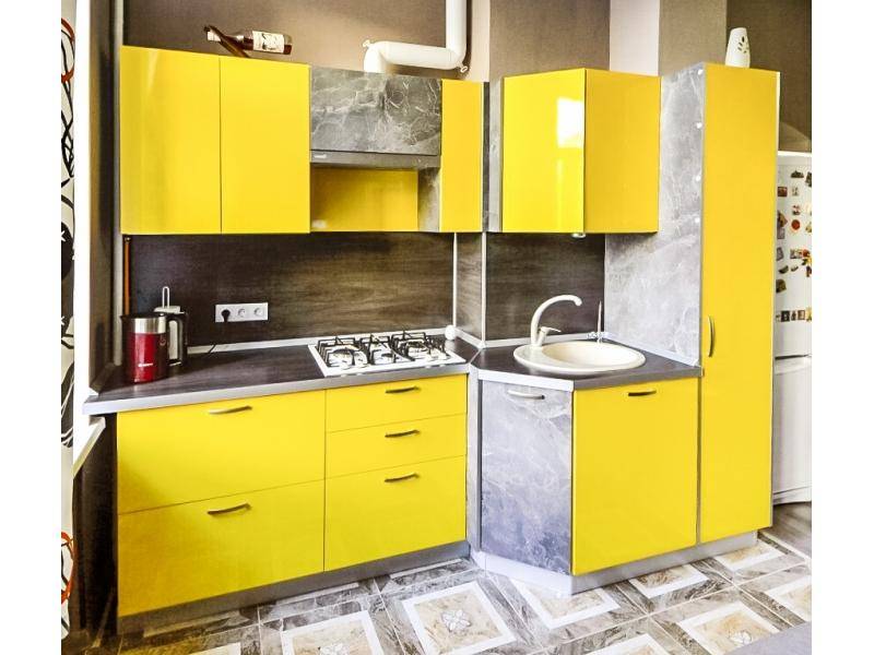 яркая желтая кухня в Нижневартовске