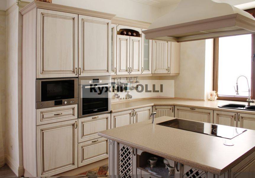 угловая кухня с островом в Нижневартовске