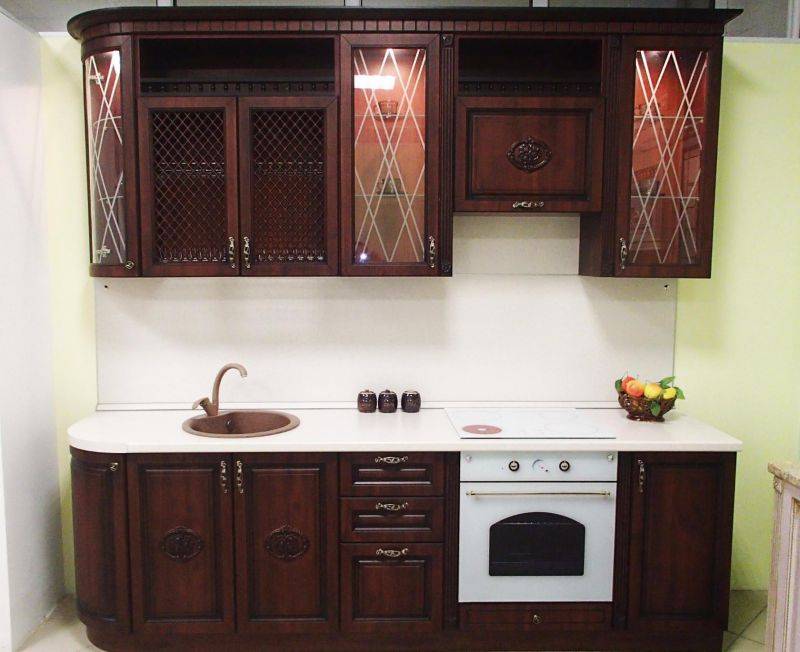 небольшая классическая кухня в Нижневартовске