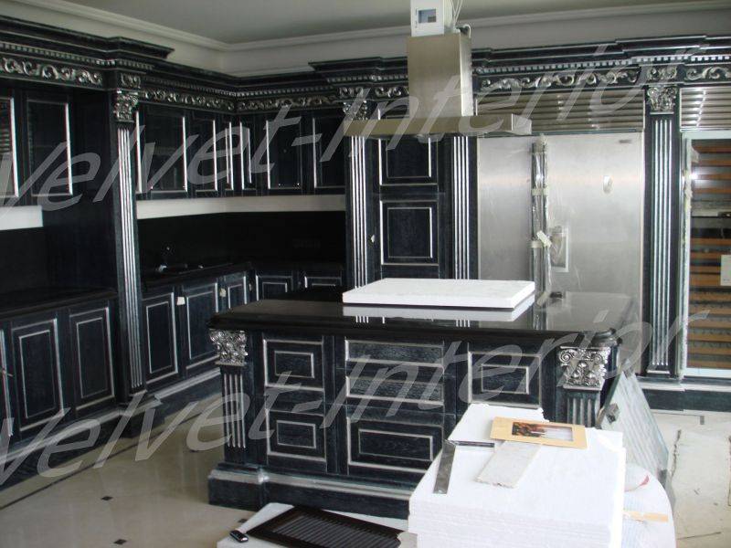 угловая кухня с островом в Нижневартовске