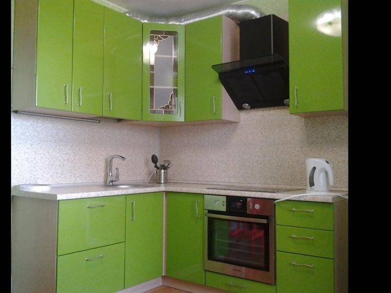 зеленая угловая кухня в Нижневартовске
