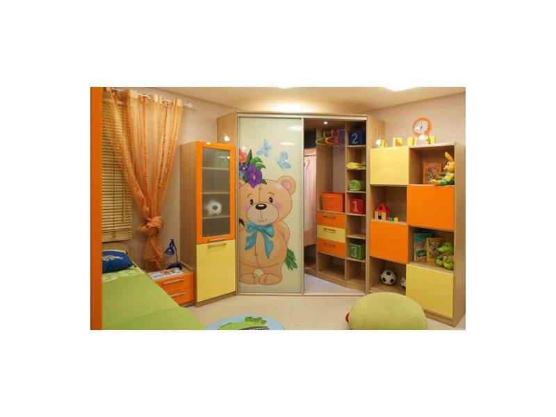 яркая детская со шкафом в Нижневартовске