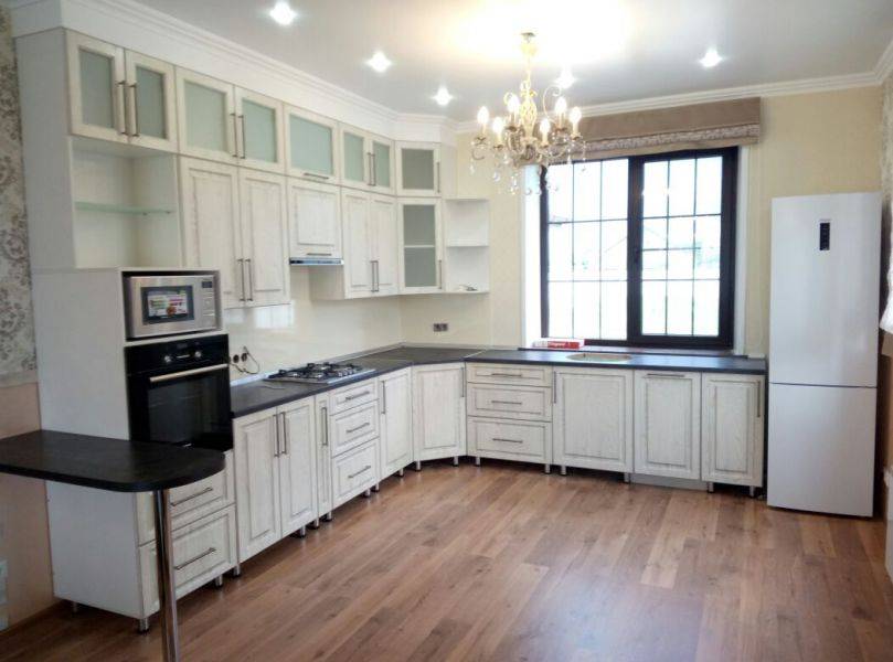 большая угловая кухня в Нижневартовске