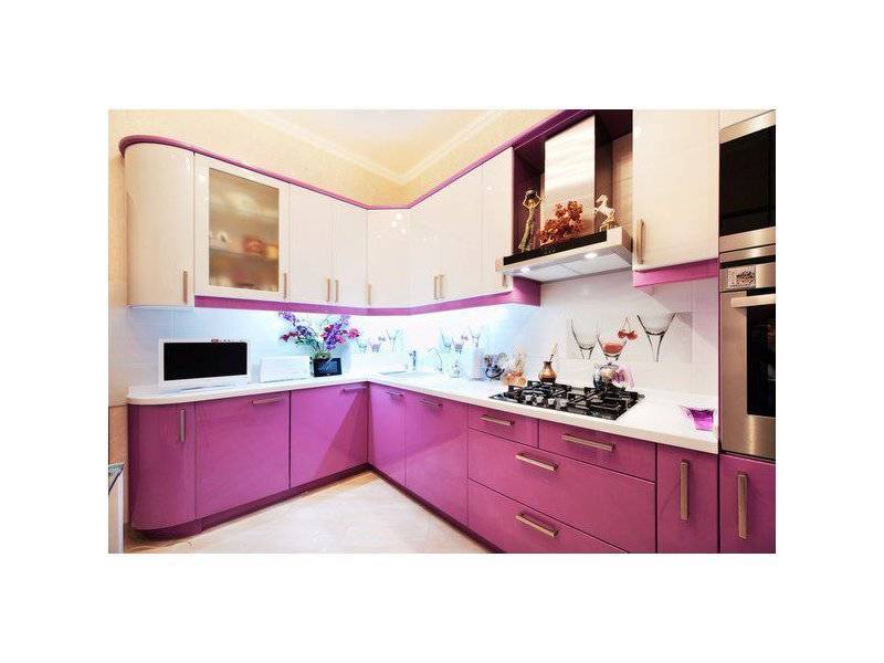 угловая бело-розовая кухня в Нижневартовске