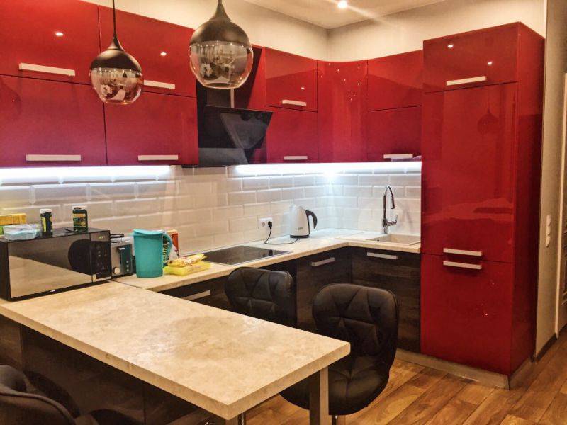 красная угловая кухня в Нижневартовске