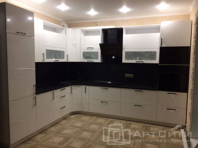 угловая черно-белая кухня в Нижневартовске