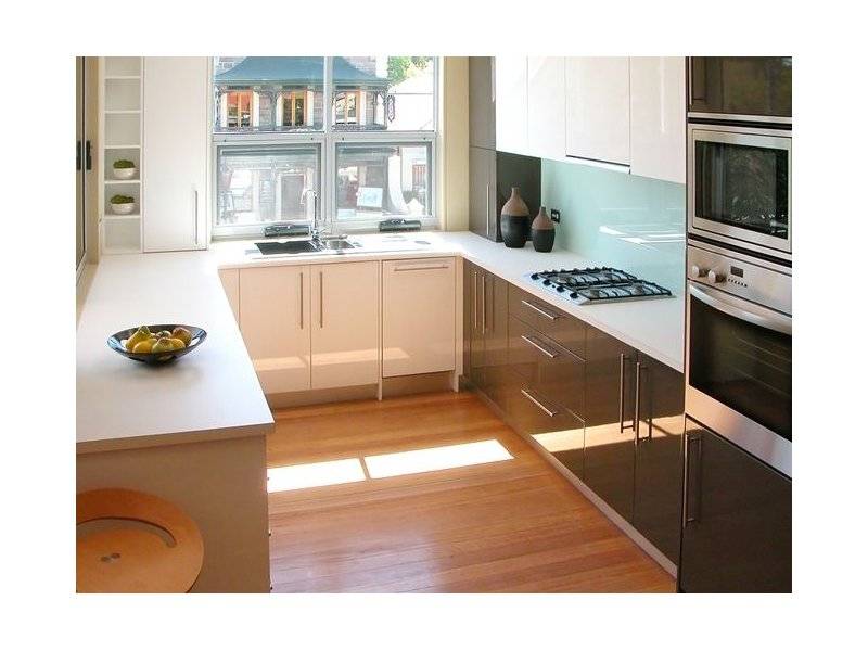 п-образная кухня с окном в Нижневартовске