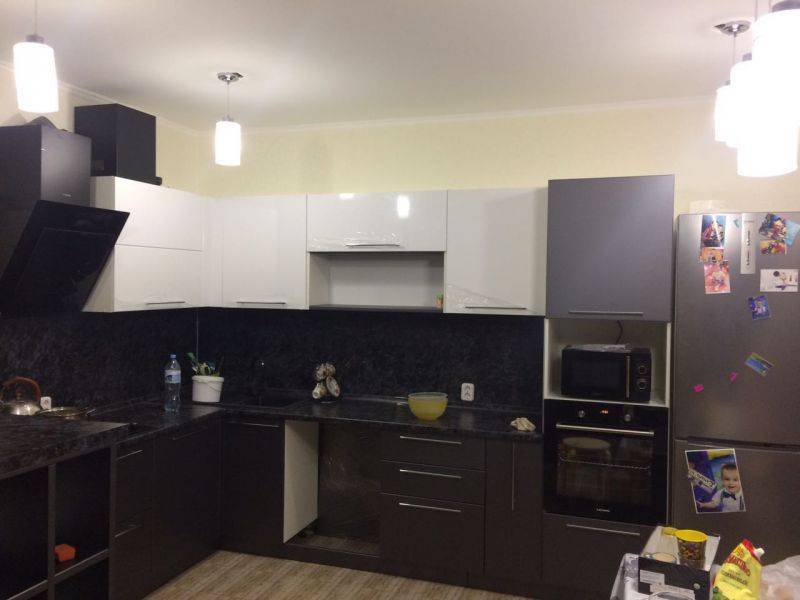 черно-белая угловая кухня в Нижневартовске