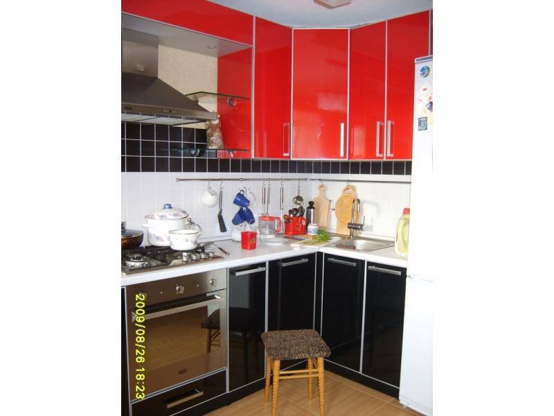 угловая красно-черная кухня в Нижневартовске