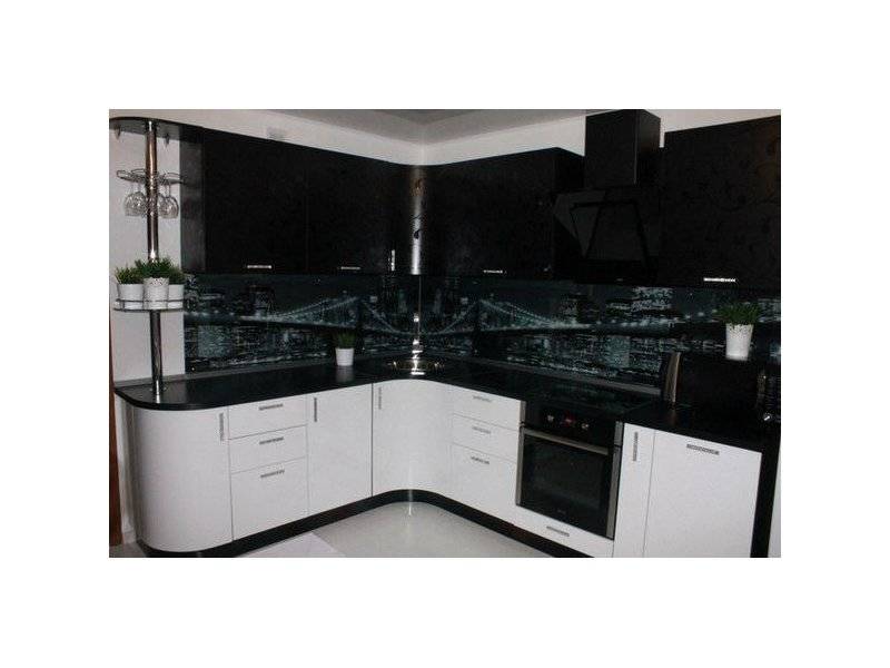 черно-белая угловая кухня в Нижневартовске