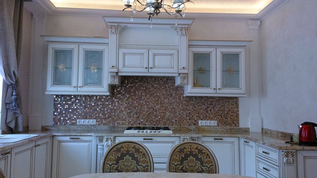 п-образная белая кухня в Нижневартовске