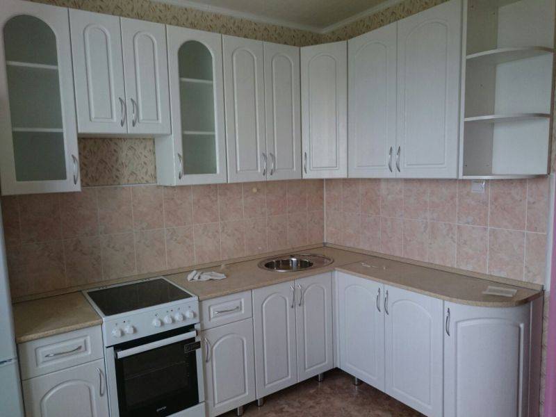 белая угловая кухня в Нижневартовске