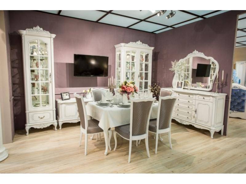 красивая светлая гостиная барокко в Нижневартовске