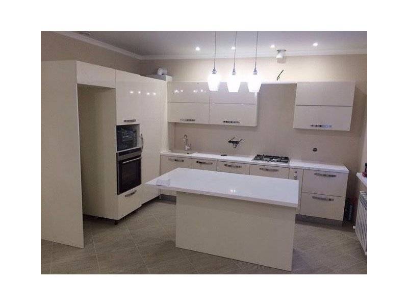 просторная кухня с островом в Нижневартовске