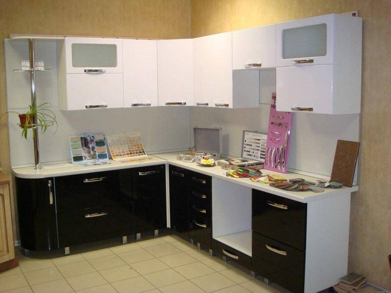 угловая кухня с витриной в Нижневартовске
