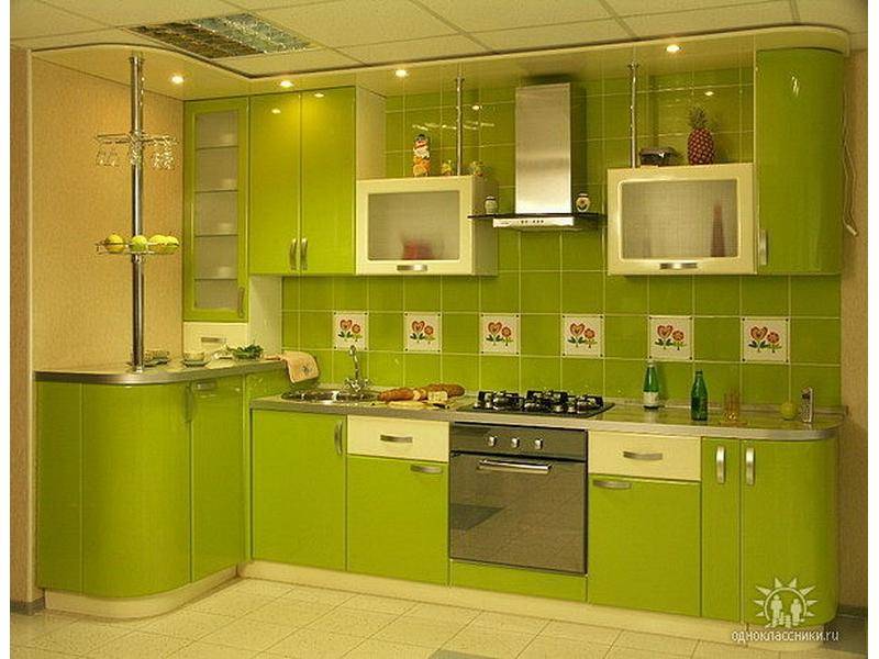 яркая зеленая угловая кухня в Нижневартовске