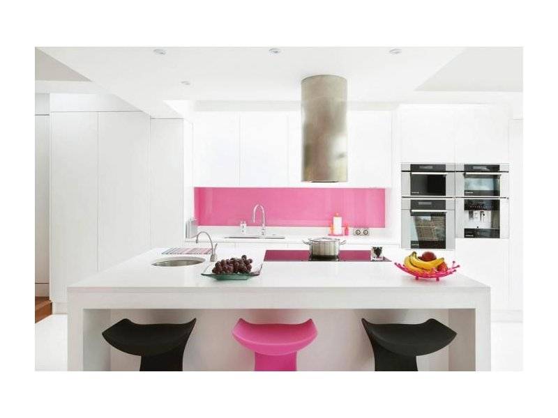 белая угловая кухня с островом в Нижневартовске