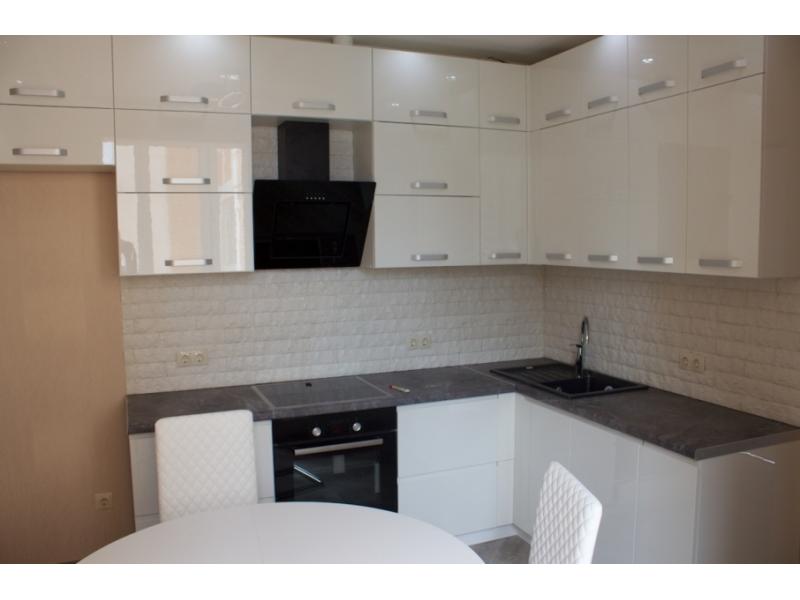 белая угловая кухня в Нижневартовске