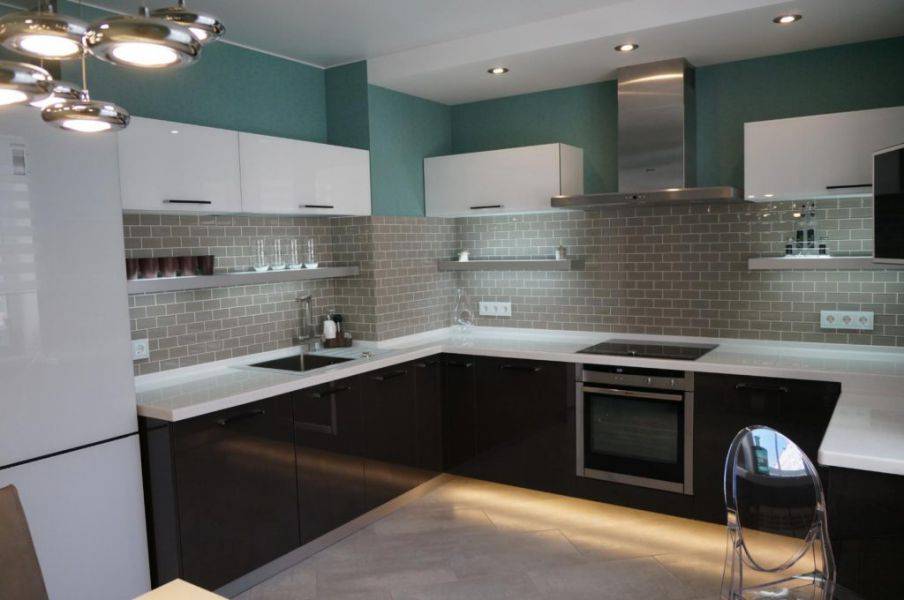 угловая п-образная кухня в Нижневартовске