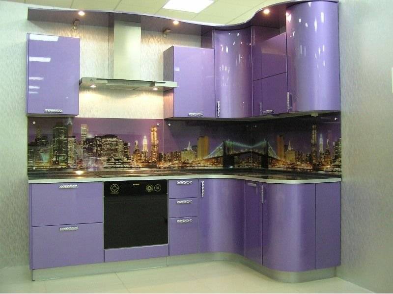 угловая кухня с гнутым фасадом в Нижневартовске