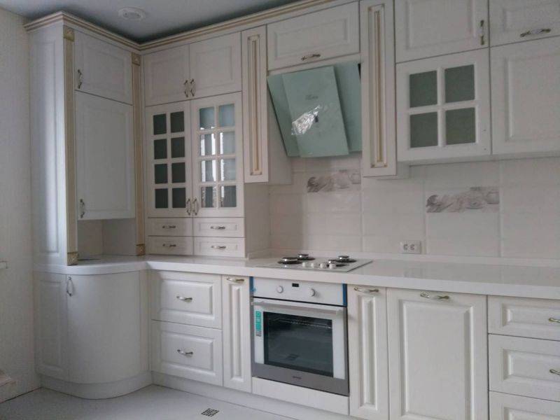 светлая угловая кухня в Нижневартовске