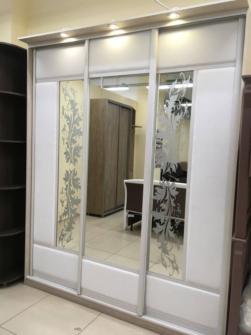 шкаф-купе с мягкими вставками из к/з в Нижневартовске