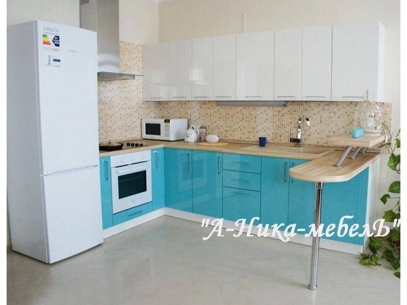 небольшая голубая кухня с барной стойкой в Нижневартовске