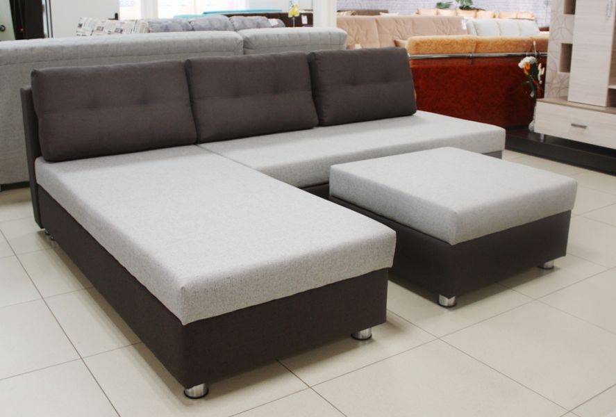 просторный диван-кровать дискавери с ящиками для белья и с самостоятельным большим пуфом в Нижневартовске