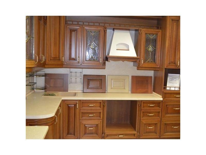 кухня угловая «кантри» фасад из натурального дерева в Нижневартовске