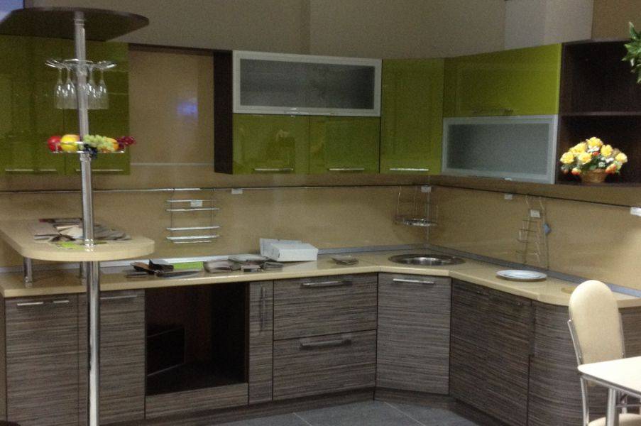 угловая кухня с барной стойкой в Нижневартовске